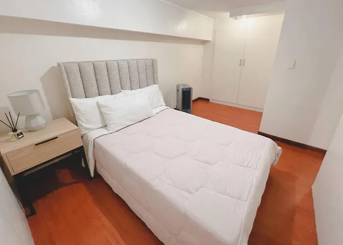 2br Spacious Loft In Qc, Short Walk To M Place *