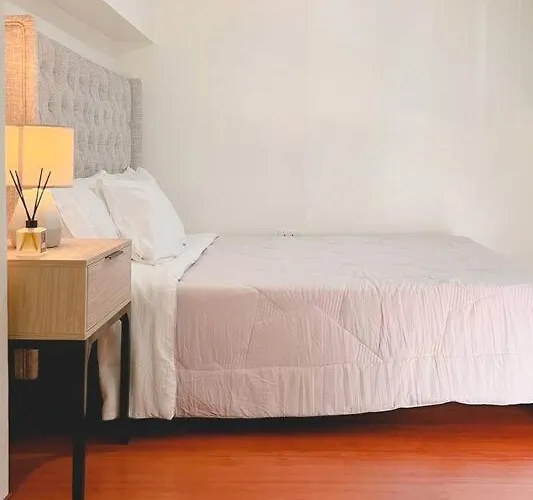 2br Spacious Loft In Qc, Short Walk To M Place *