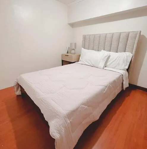 2br Spacious Loft In Qc, Short Walk To M Place Apartment