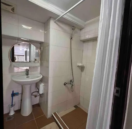 2br Spacious Loft In Qc, Short Walk To M Place *